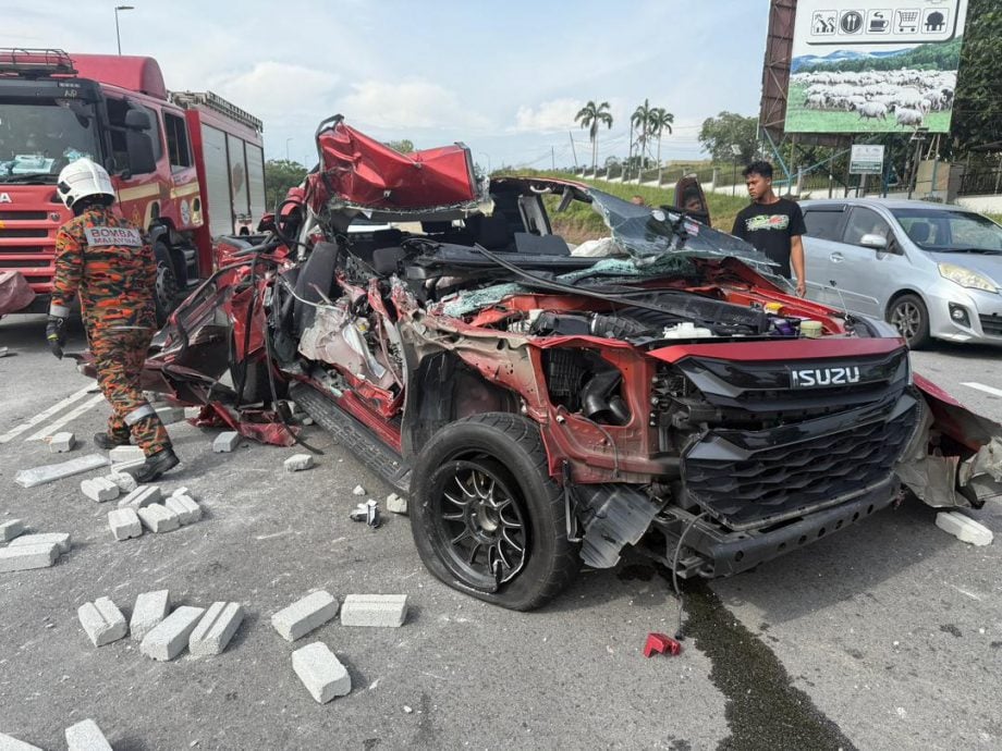 **已签发**柔:皮卡车猛撞罗里遭削顶 司机看不到第三孩子出世了