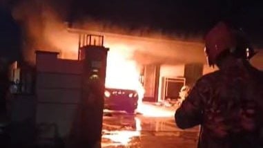 阿窿跑腿纵火又一宗！ 豪车烧毁屋主火光中逃生