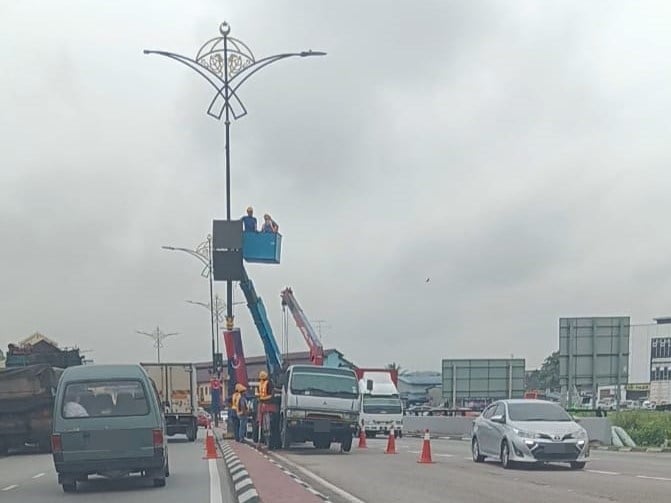 已签发（先供网文）柔：撞灯柱变“折叠”车，23岁越堤族闪狗失控险象环生