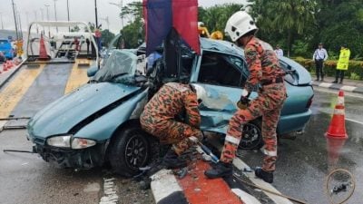 撞灯柱变“折叠”车 23岁越堤族闪狗失控险象环生