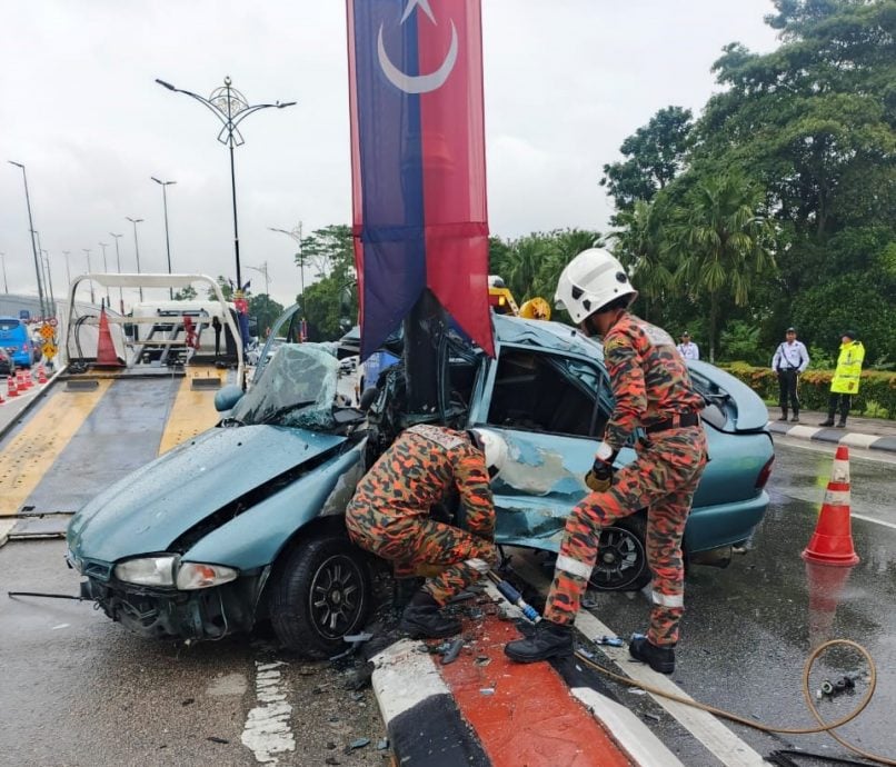 已签发（先供网文）柔：撞灯柱变“折叠”车，23岁越堤族闪狗失控险象环生