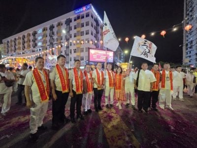 槟城三江庙百年庆游行　42庙宇出动花车 场面浩大