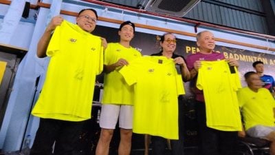 体育馆多 青年勤练 桃田夸赞：槟羽球氛围好！