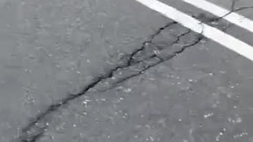 加央亚三脚桥面现裂缝 工程局：可安全通行