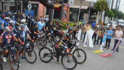 峇都交湾越野骑行  500人为慈善出力