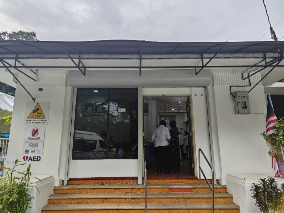 已签发（大北马）日落洞PAWE推呼叫和专车服务 解答长者疑问 载送到医院