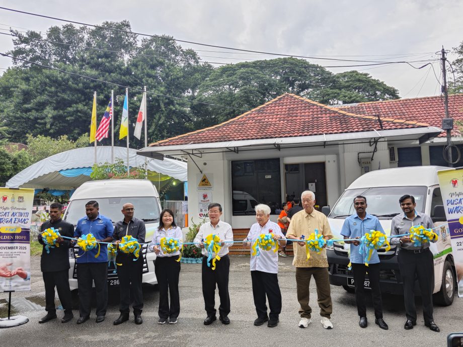 已签发（大北马）日落洞PAWE推呼叫和专车服务 解答长者疑问 载送到医院