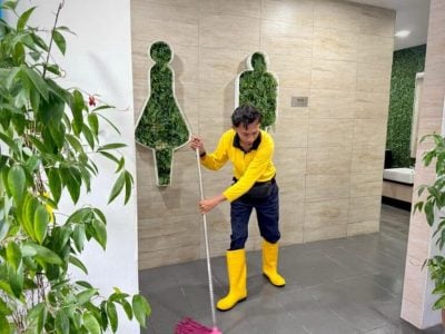 最干净厕所的背后  是这些黄衣英雄在付出