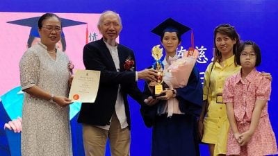 槟华独中高初中毕业礼 　毕业生合捐2万回馈母校