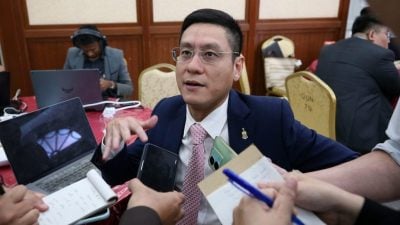 新港地陷出现大坑洞  再里尔：24日开放通车