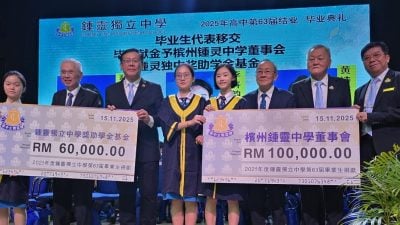 毕业生下跪礼拜　家长泪洒毕业礼