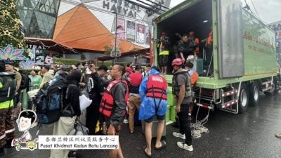 酒店员工灾情中送暖 免收房费 分享食物 还塞钱给受困者