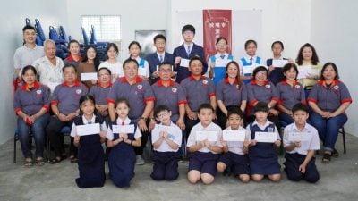 玻璃市潮州公会颁奖励金  王富麟：鼓励学生向上