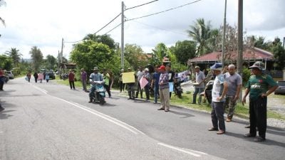 铺路工程马虎  7公里“疮疤路”威胁安全