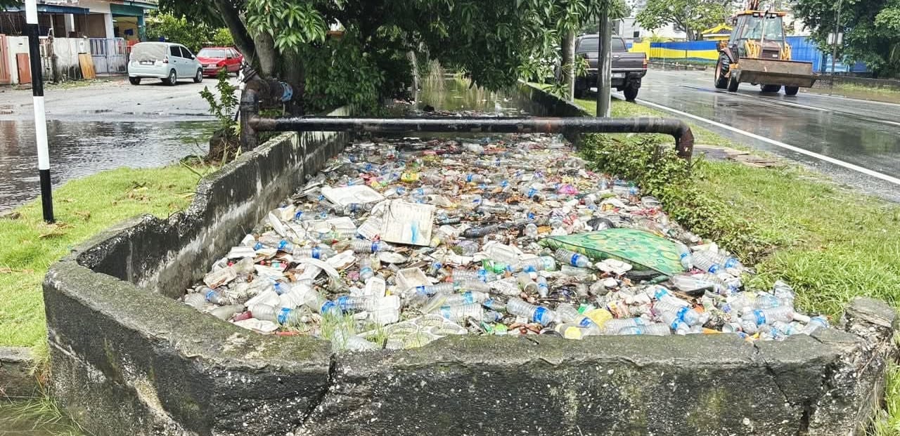 已签发(大都会)巴生市政厅派员清沟防水灾