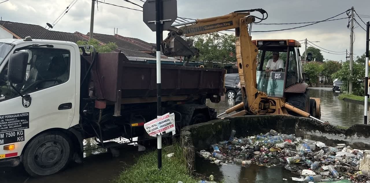 已签发(大都会)巴生市政厅派员清沟防水灾