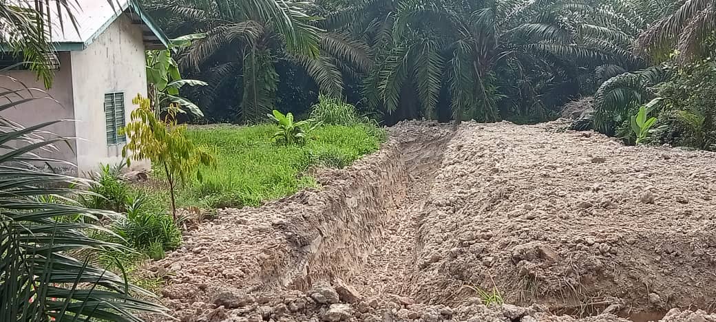 巴也郎农地挖深沟 居民质疑工程目的