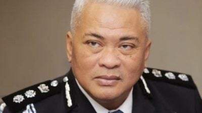 巴占大路车猛撞摩托后逃 警：已锁定肇事司机