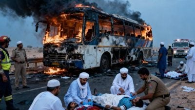 视频|巴士撞油槽车起火狂烧！印度朝圣团“45人惨死” 仅一人生还