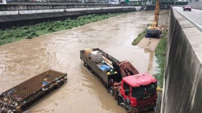 河水骤涨冲走工头  12员工攀罗里避洪水