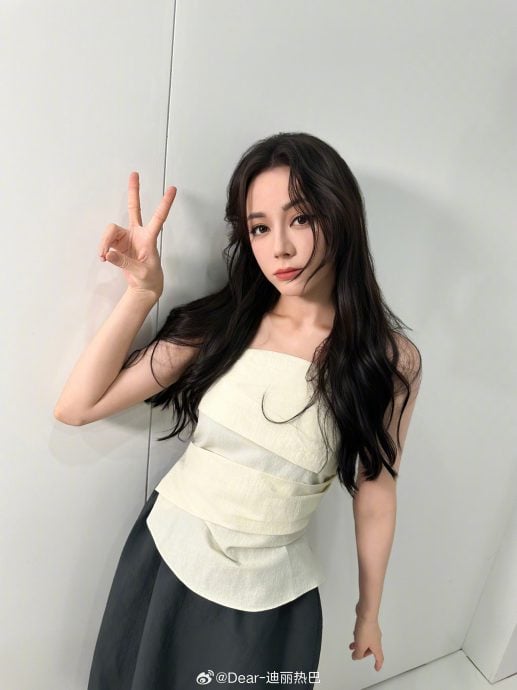 带病拍戏一个多月未愈惹忧 迪丽热巴片场求救：怎么办啊？