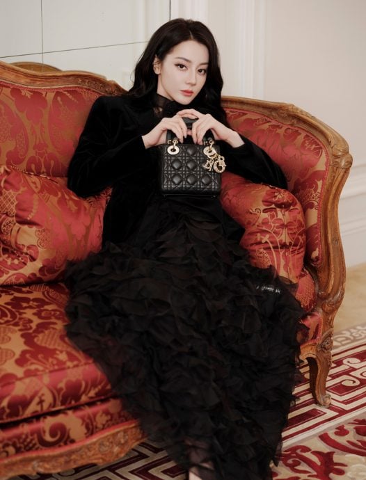 带病拍戏一个多月未愈惹忧 迪丽热巴片场求救：怎么办啊？