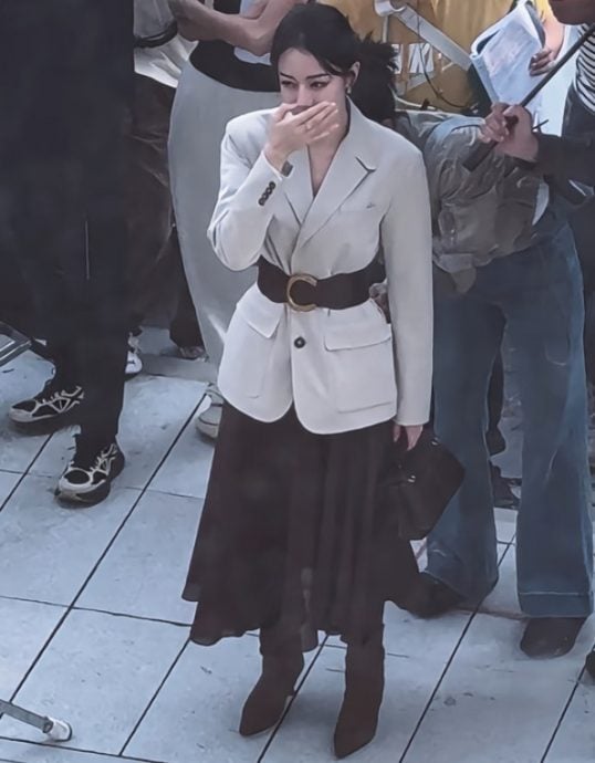 带病拍戏一个多月未愈惹忧 迪丽热巴片场求救：怎么办啊？