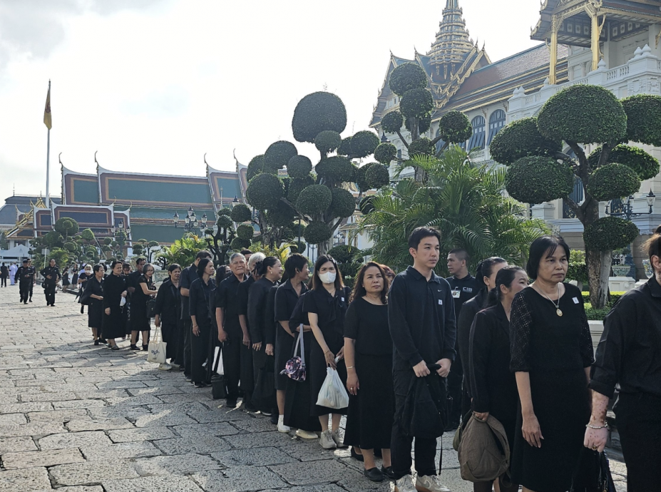 开放“瞻仰王太后遗容”首日 泰国民众穿黑衣大排长龙