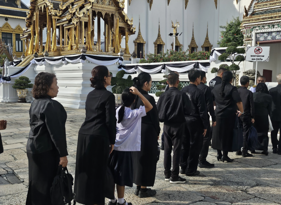 开放“瞻仰王太后遗容”首日 泰国民众穿黑衣大排长龙