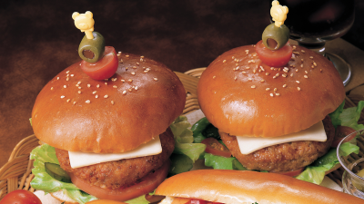 开玩笑变悲剧！22岁男子“吞整颗汉堡” 两分钟无呼吸倒地命危