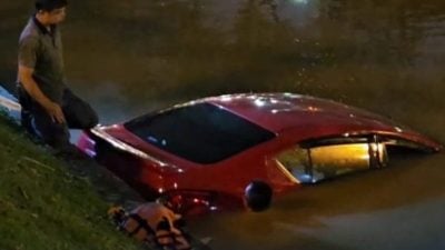 开窗忽闻尖叫和鞭炮声 女教师吓坏开车坠护城河