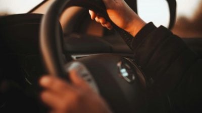 弟半夜无照偷开车还删行车记录 姐担心出事举报 反被父母怪罪