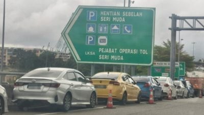 忧重演2021年大水灾噩梦　居民移车到大道“避水”