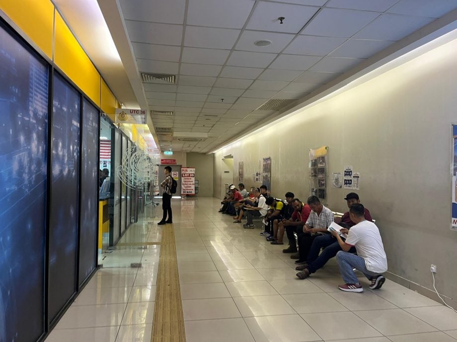 怡交警单日收5万罚款 陆交局交警柜台人潮多