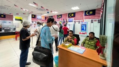 怡交警单日收5万罚款 陆交局交警柜台人潮多