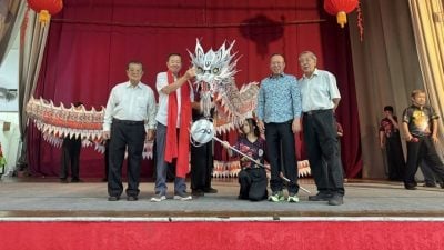 怡精武进行夜光龙点睛  捐5000星洲基金助水灾灾民