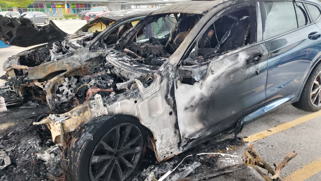 怡购物中心停车场火烧4车 警方：不涉蓄意纵火因素 