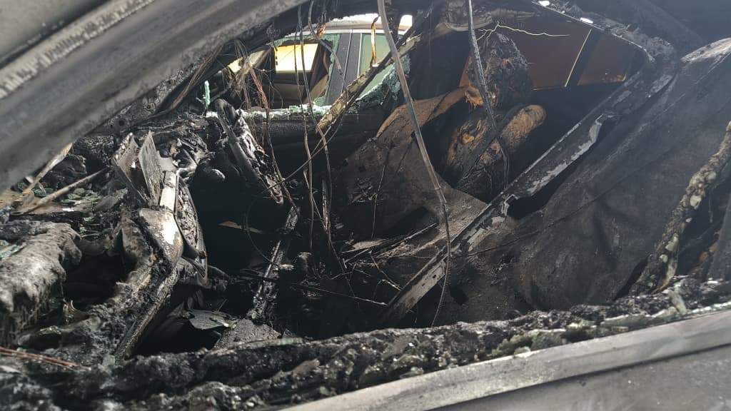 怡购物中心停车场火烧4车 警方：不涉蓄意纵火因素 