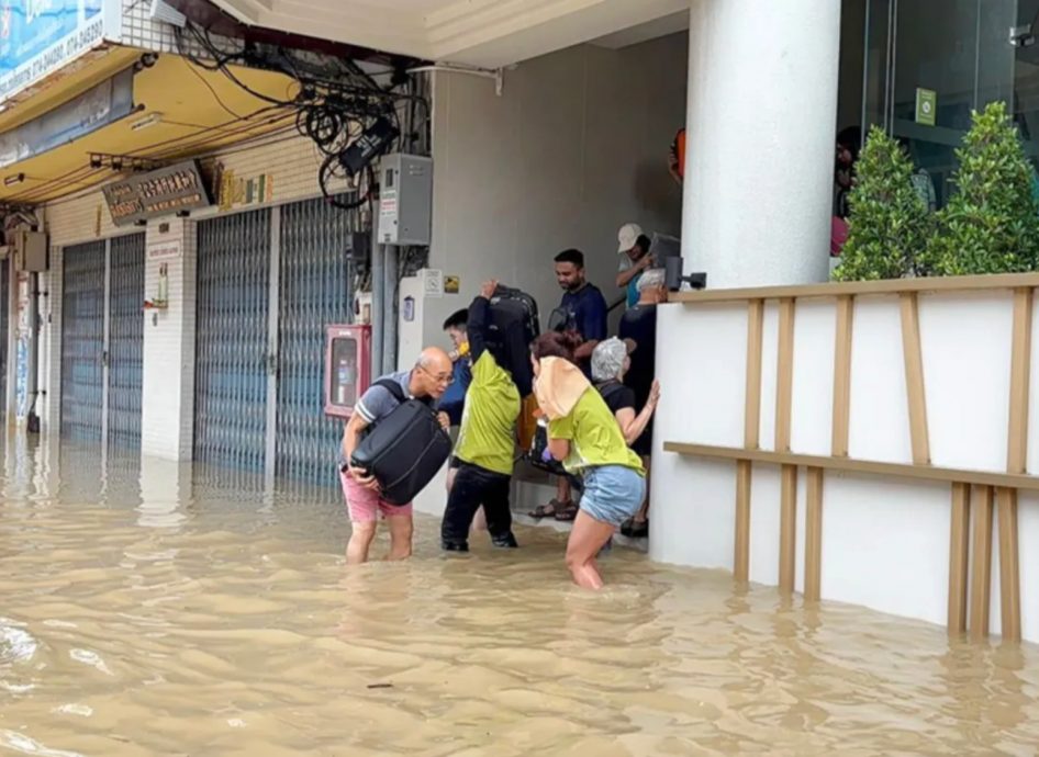想回家却坐困恶水 马泰大水灾几时休?