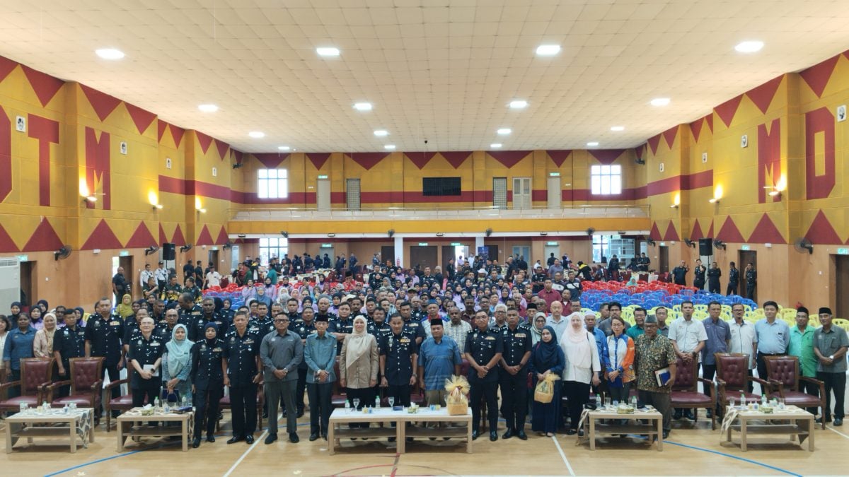 慕亚林“和平女警”领养美冷2020花园 提高警民合作降犯罪率