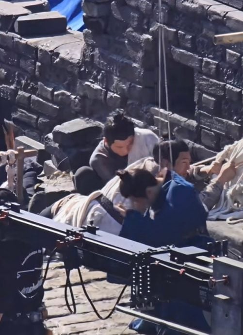 成毅拍戏吊钢丝再出事 背部重撞墙险破相