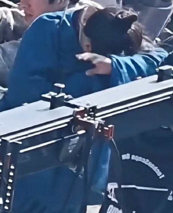 成毅拍戏吊钢丝再出事 背部重撞墙险破相