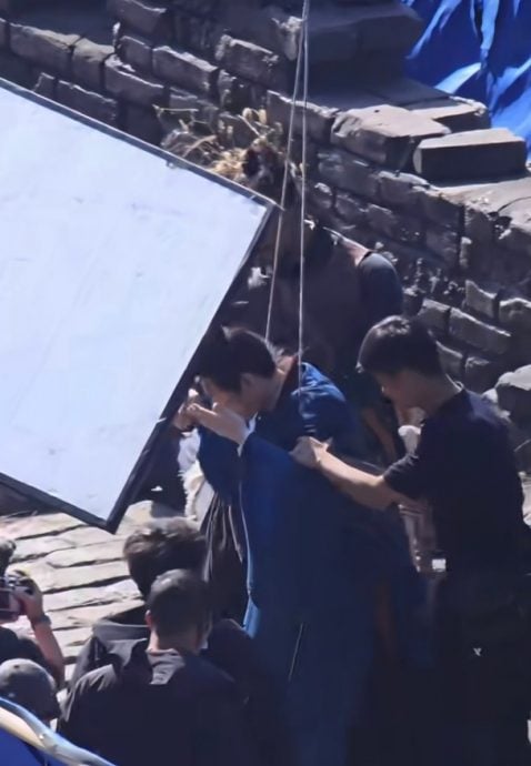 成毅拍戏吊钢丝再出事 背部重撞墙险破相