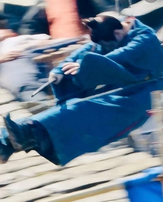 成毅拍戏吊钢丝再出事 背部重撞墙险破相