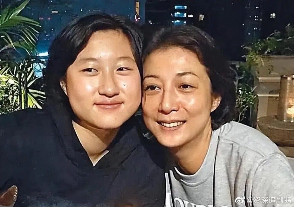 成龙62亿身家疑修改遗嘱 吴卓林被爆旺角街头摆地摊