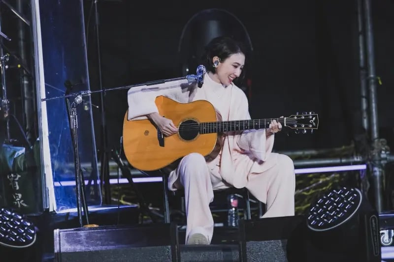 戴佩妮台上遭砸急喊要收惊 林忆莲抱病上场快说不出话