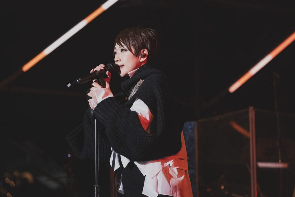 戴佩妮台上遭砸急喊要收惊 林忆莲抱病上场快说不出话