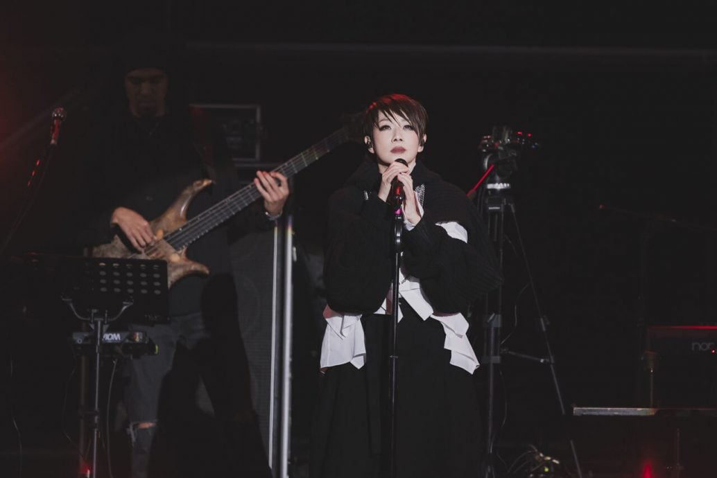 戴佩妮台上遭砸急喊要收惊 林忆莲抱病上场快说不出话