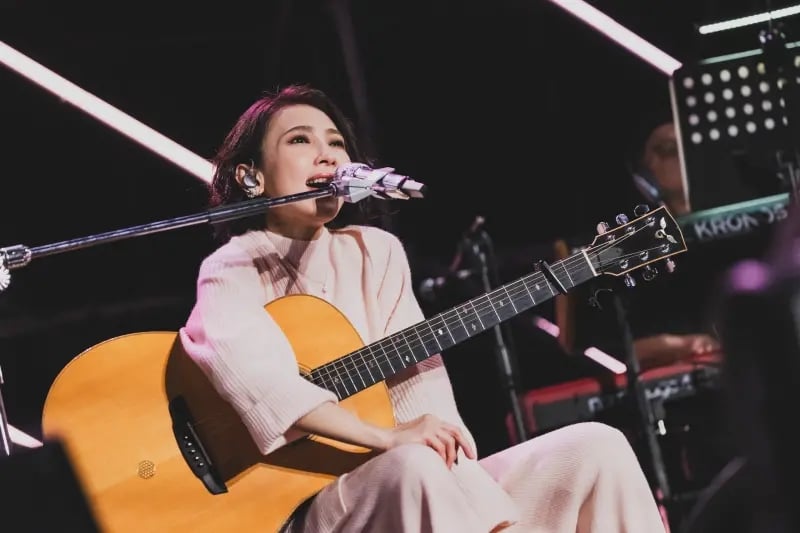 戴佩妮台上遭砸急喊要收惊 林忆莲抱病上场快说不出话