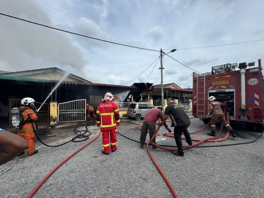 打扪团结园火灾5排屋遭殃 老翁葬身火海